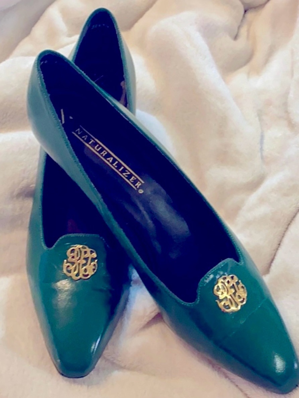 Naturalizer Teal Pointed Toe Shoes with Gold Medallion